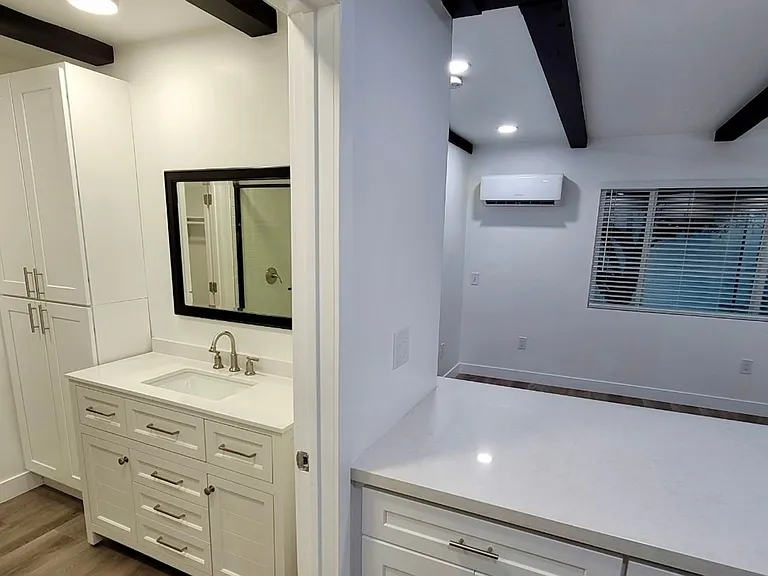 Lido Isle Apartments — Photo 11