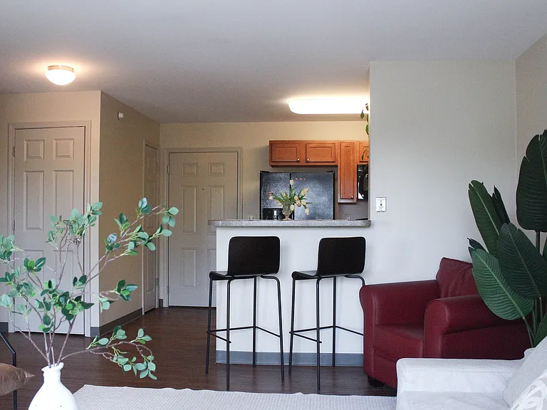 College Suites at City Station East — Photo 5