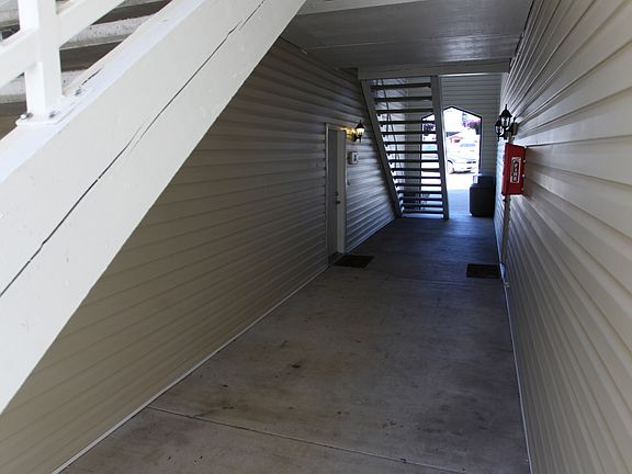 3rd image of 822 E Pioneer Ave