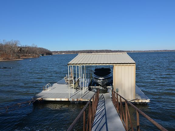 30 encapsulated dock w/lift