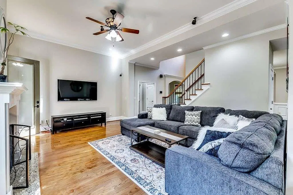 6 bed, 5.0 bath, 5500 sqft, $14,850 — Photo 4