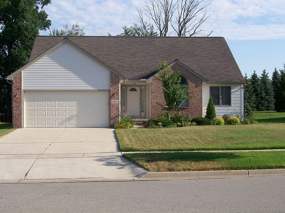 1st image of 2361 Chestnut Cres