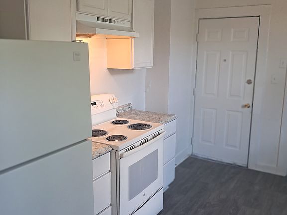 3rd image of 118 W 38th St #B