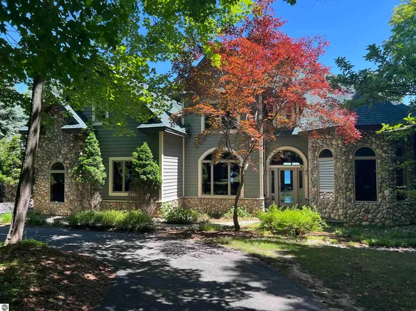 8223 Wallen Ln, Rapid City, MI 49676