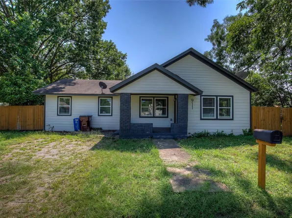 911 S 4th St, Bonham, TX 75418