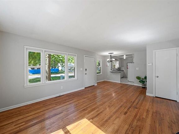 4th image of 7601 Windsor Dr