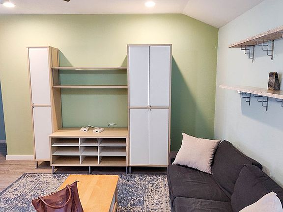3rd image of 1221 W Hopkins St #10