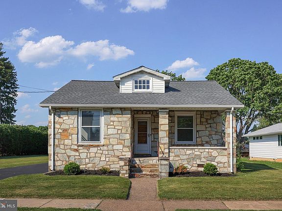 3rd image of 730 Pilgrim Ave