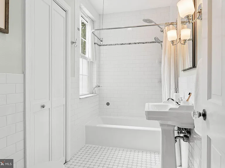 212 E Benezet St — Photo 24