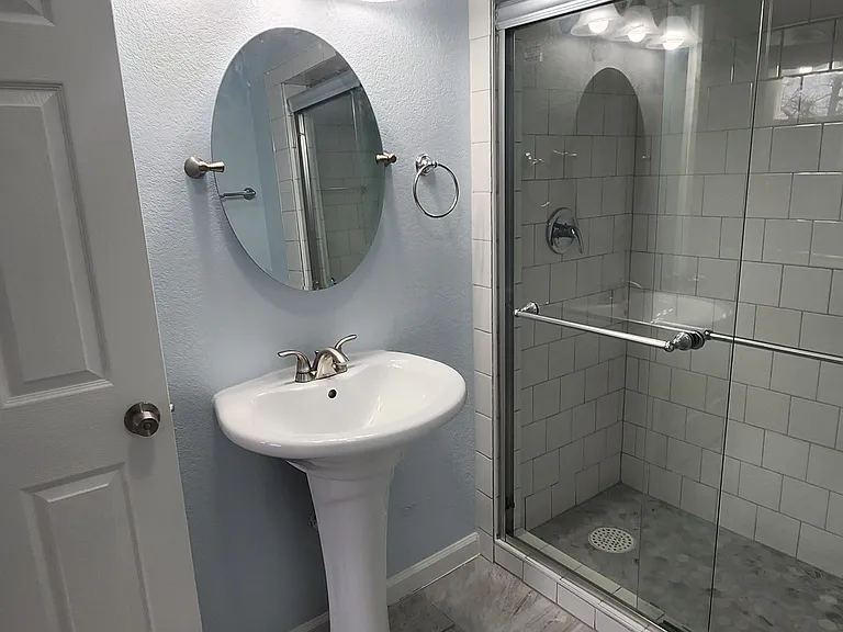 Lakefront Apartments — Photo 16