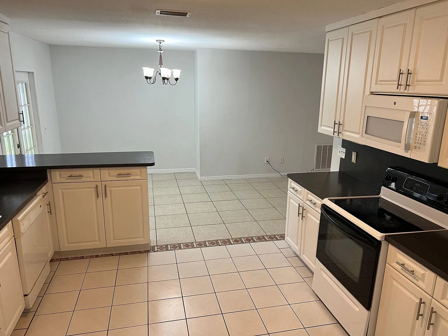 3 bed, 1400 sqft, $1,950 — Photo 3