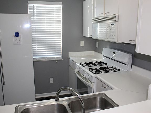 4th image of 1648 Blackhorse Ln