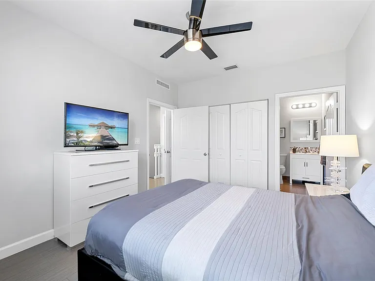 240 NE 2nd St #6-F — Photo 11