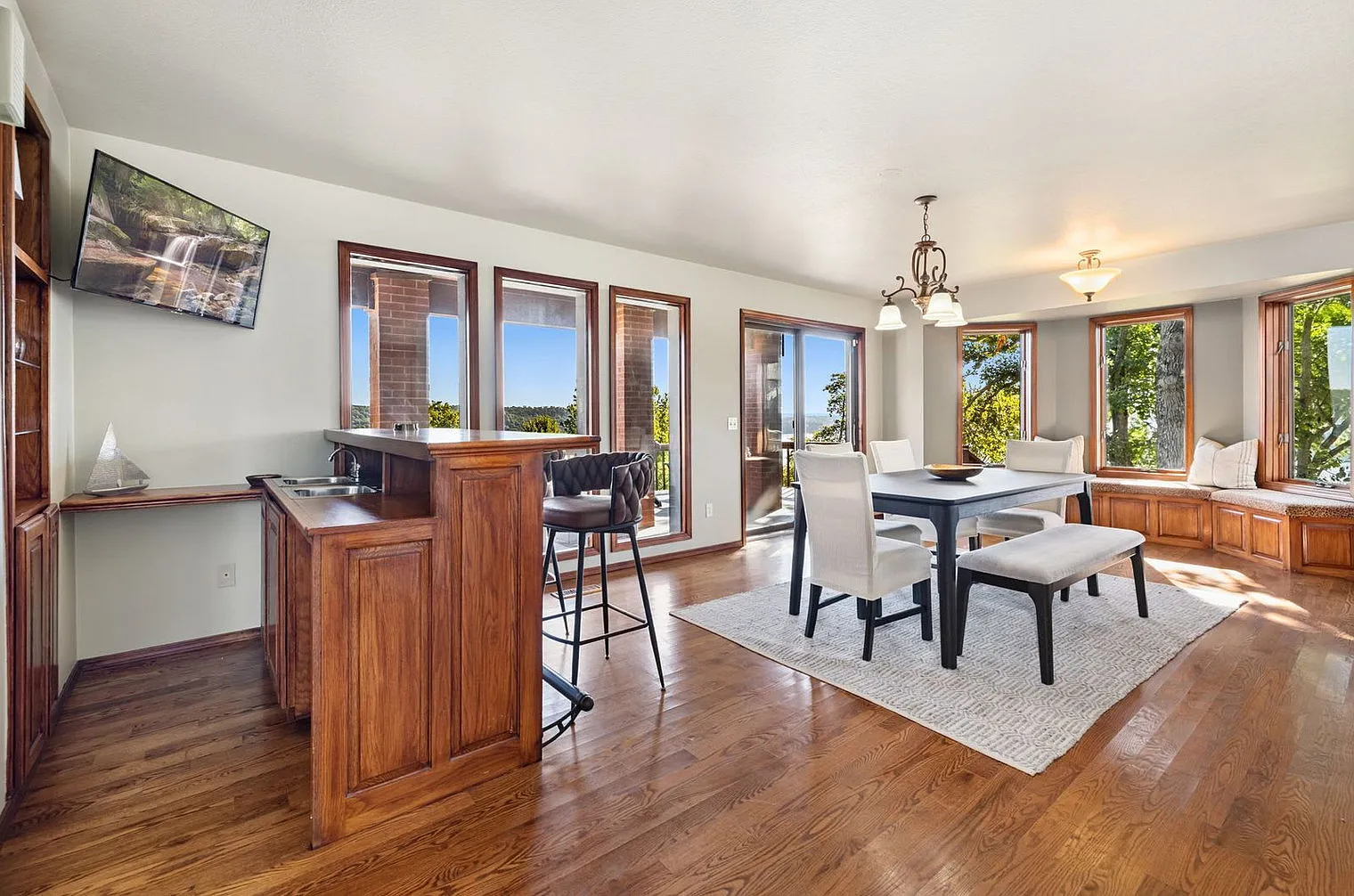 3 bed, 2.0 bath, 3196 sqft, $8,467 — Photo 4