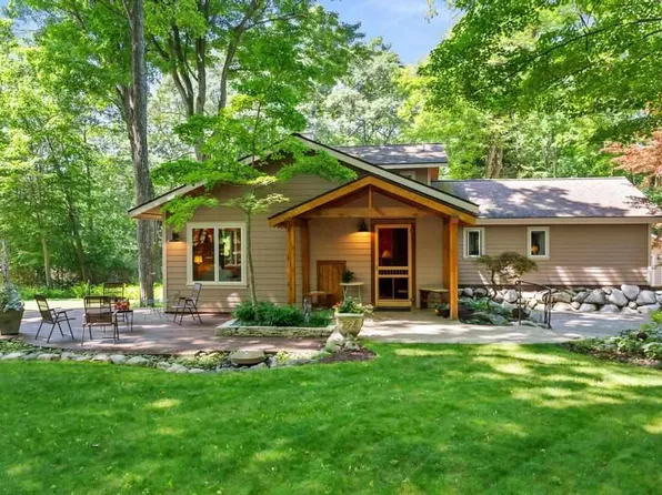 1217 N Lake Shore Dr, Harbor Springs, MI 49740