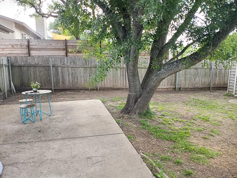 8402 Roan Ln — Photo 24
