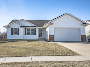 4618 Pueblo St SW, Cedar Rapids, IA 52404