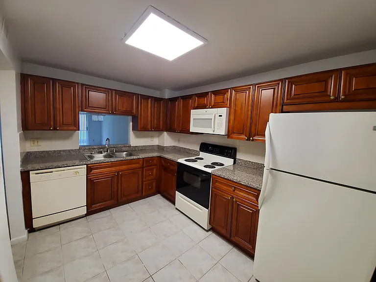 Sherwood Square Apartments — Photo 13