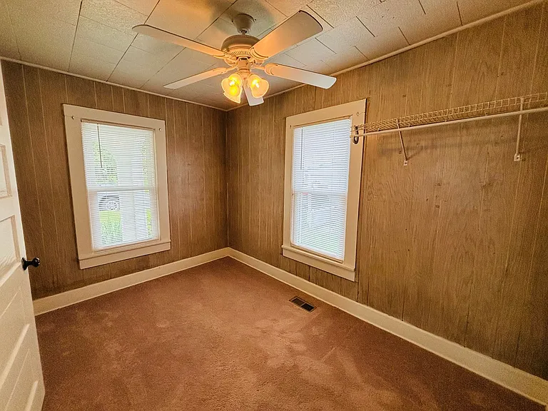 116 Lester St — Photo 4