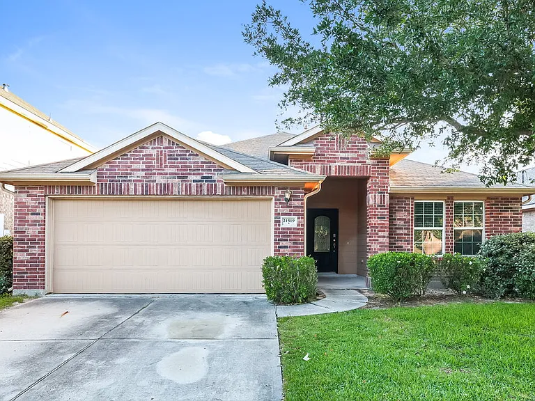 21519 Kings Bend Dr — Photo 1