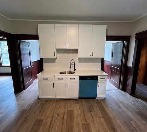 3rd image of 79 Dresser St #3