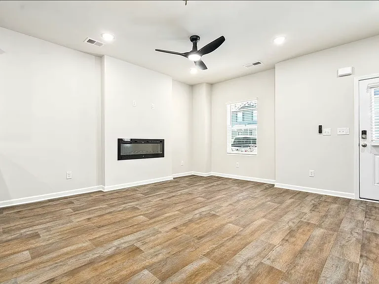 3247 Hamlet Dr — Photo 3