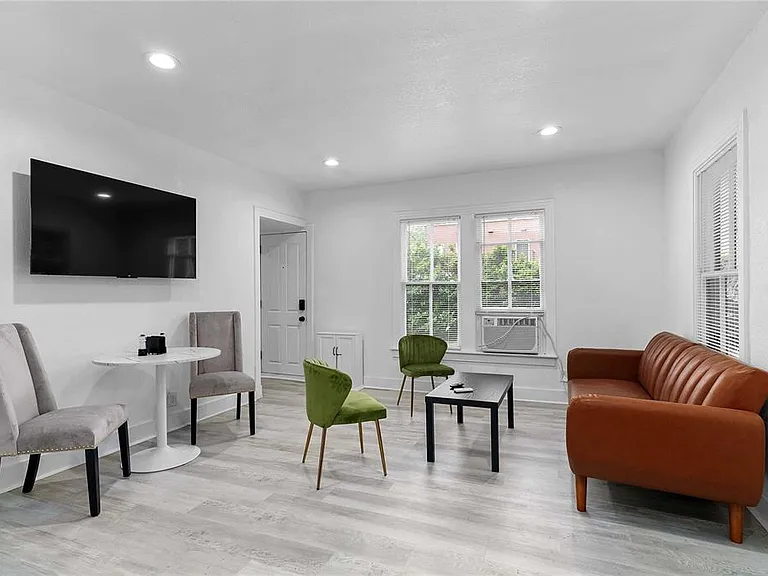 412 E Harwood St #3 — Photo 4