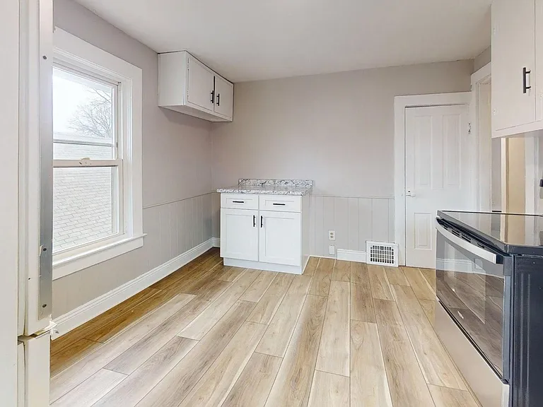 1031 W 9th St — Photo 39