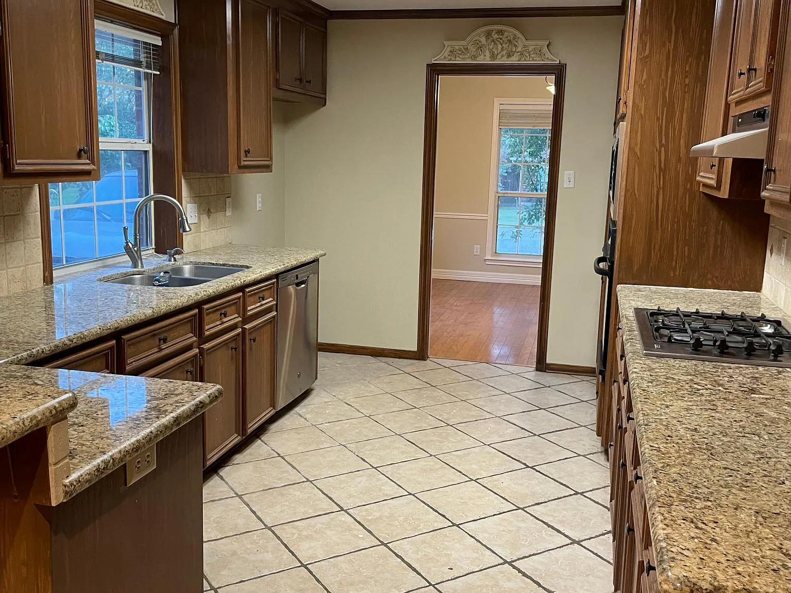 4 bed, 2.5 bath, 2200 sqft, $2,900 — Photo 3