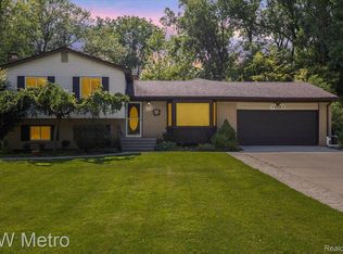 26105 La Muera St, Farmington Hills, MI