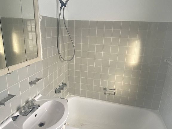 3rd image of 17 Windermere Dr #18