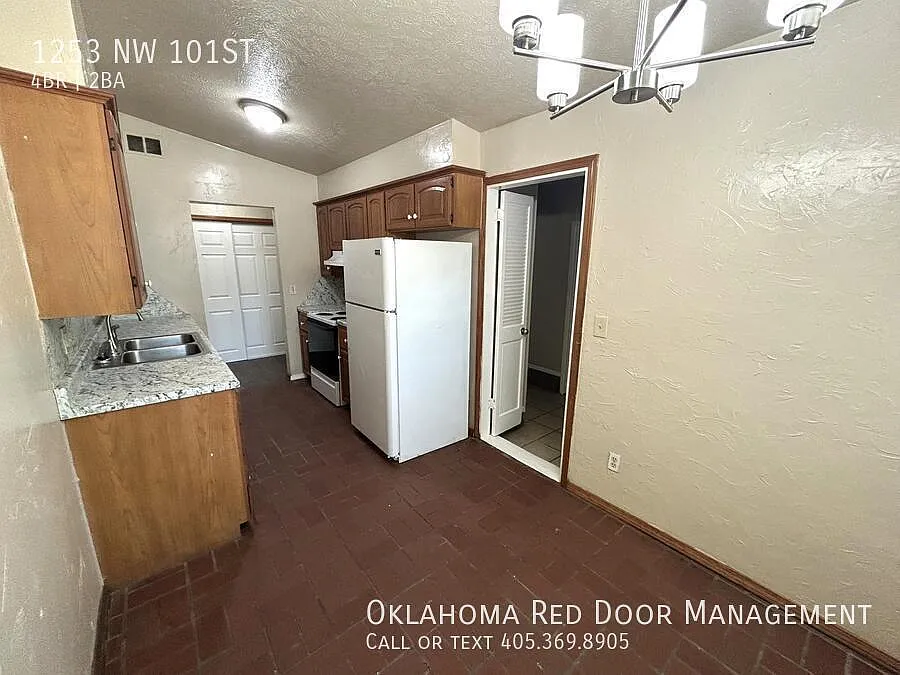 Charming and spacious 4 bed 2 bath — Photo 3