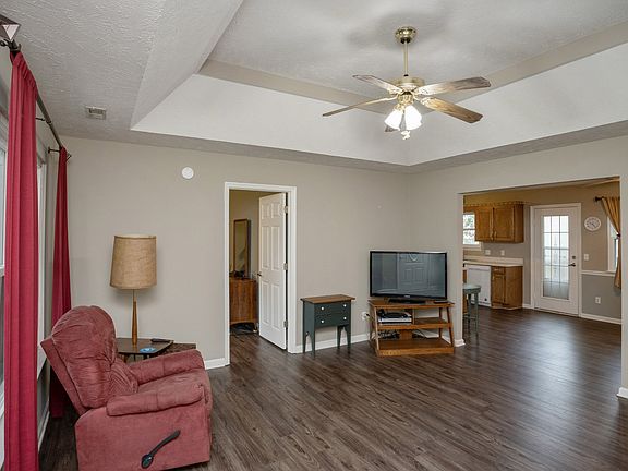 4th image of 1215 Ledbury Dr