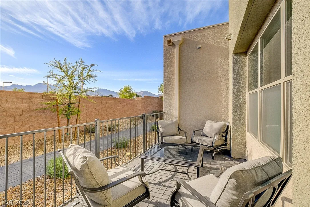 3 bed, 2.5 bath, 1639 sqft, $3,000 — Photo 2