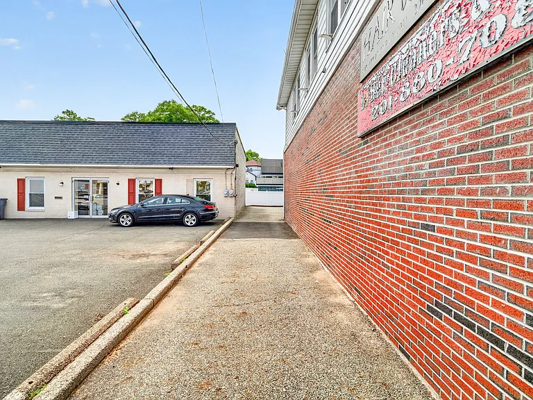 825 Main St #A — Photo 47