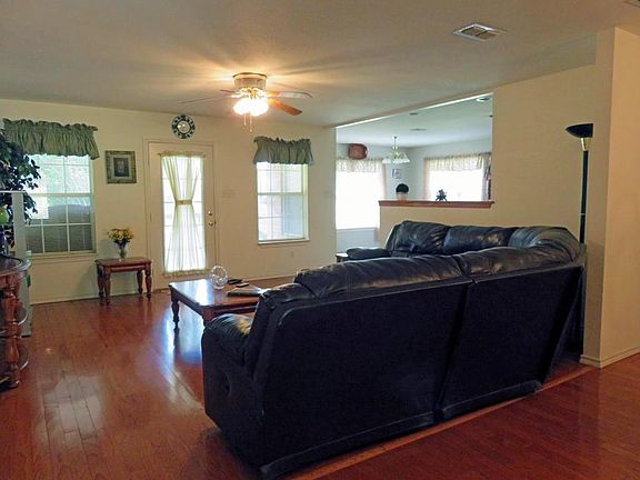 3rd image of 225 Trail Hollow Ln