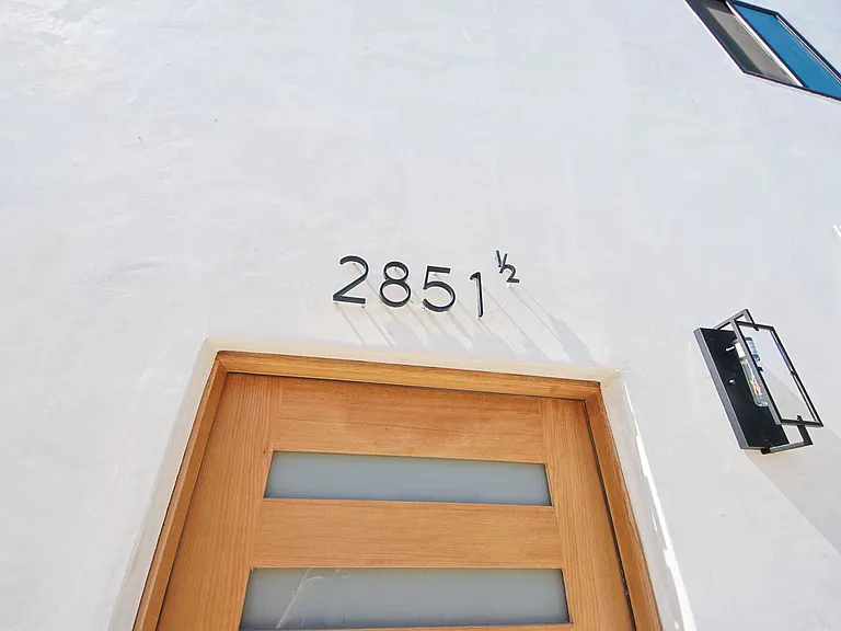 2851 S Victoria Ave — Photo 23