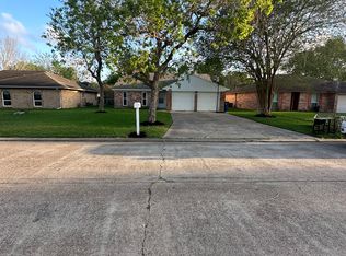 208 La Laja Dr, Angleton, TX 77515
