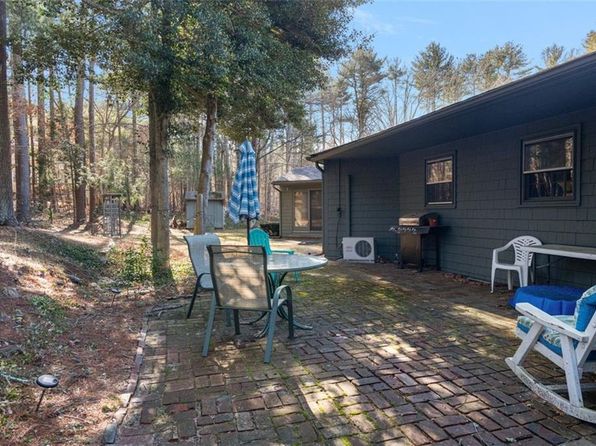 25 Brook Dr, Hope Valley, RI 02832