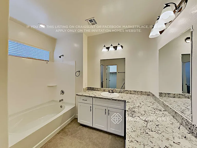327 S Travis — Photo 12