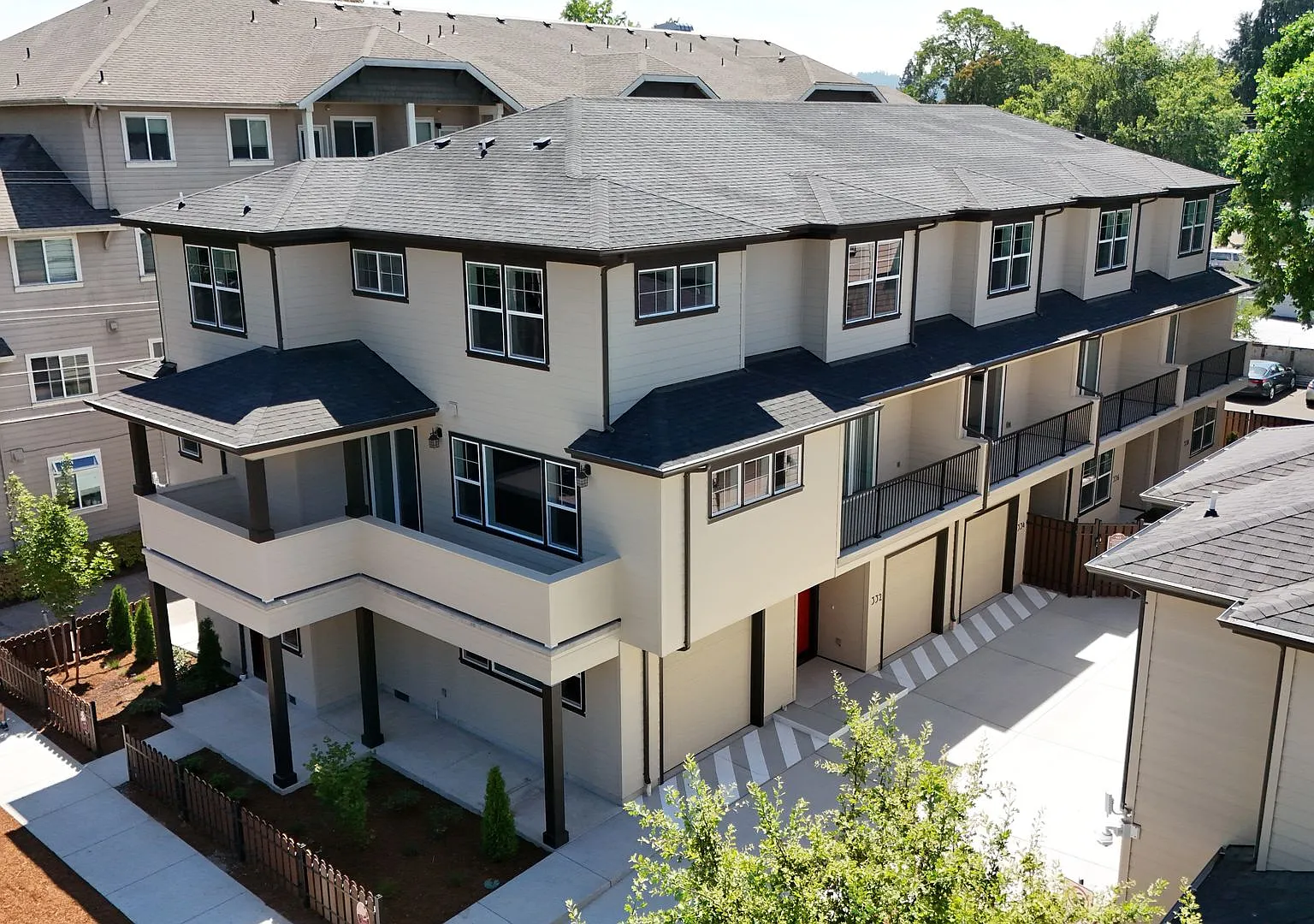 4 Bedroom / 4 bath New Townhome. Every bedroom is its own Master Suite with your own full bathroo... — Photo 2