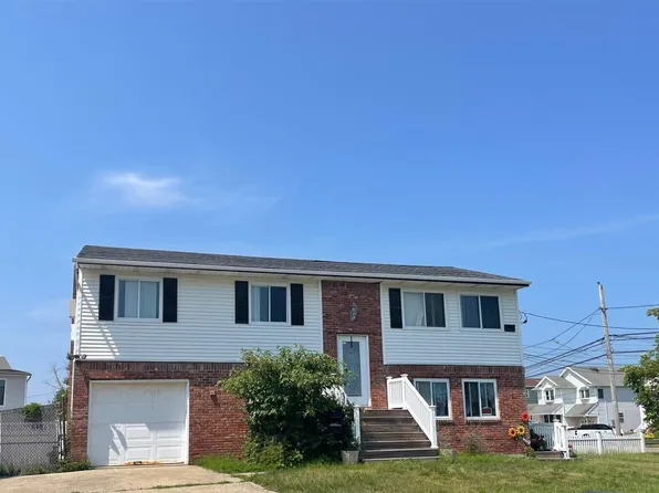 4 Bay Place, Lindenhurst, NY 11757