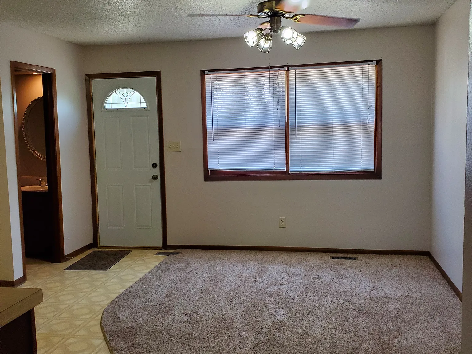 3 bed, 1.5 bath, 1216 sqft, $1,350 — Photo 4