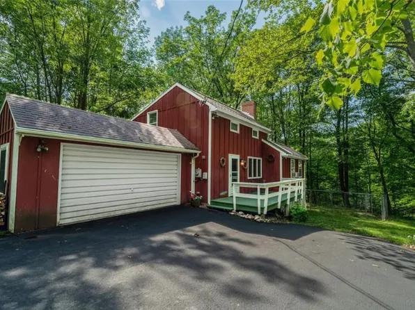 1069 Powderhouse Rd, Vestal, NY 13850