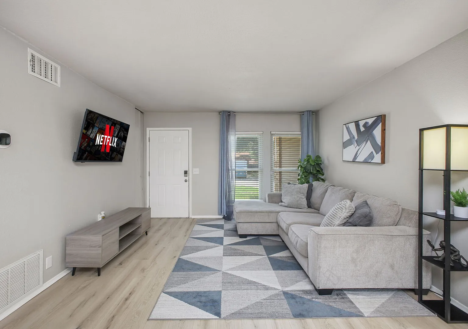 Cozy 3BR Home | Family-Friendly | Near Attractions — Photo 2