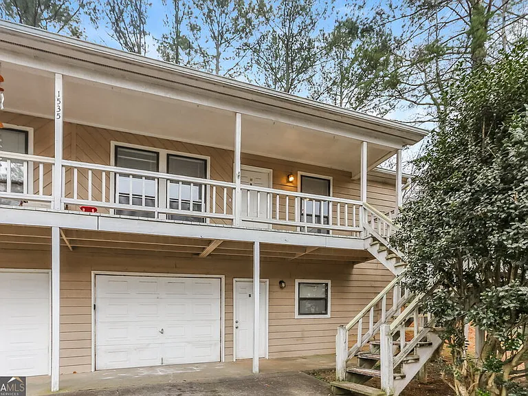 1535 Springwood Dr SE #B — Photo 1