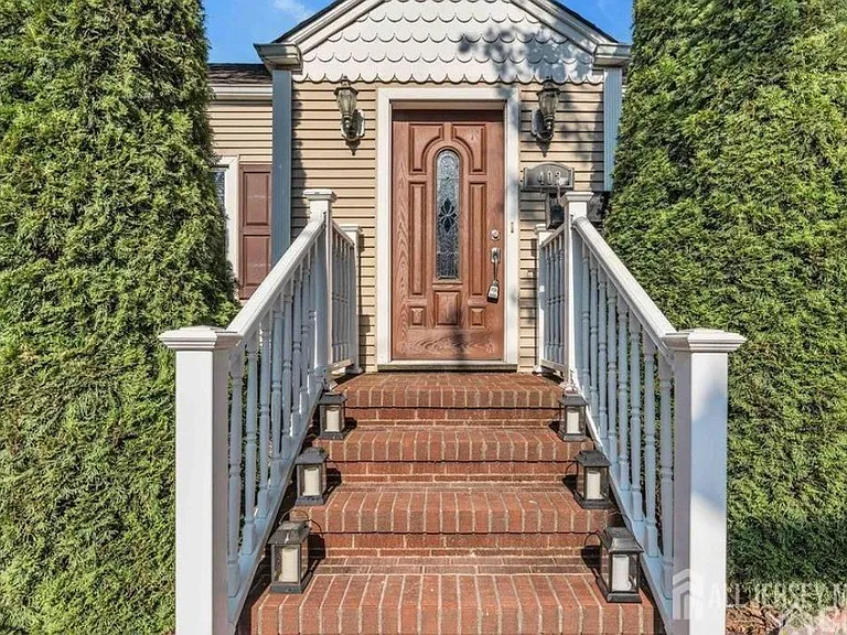 402 Ryders Ln — Photo 2
