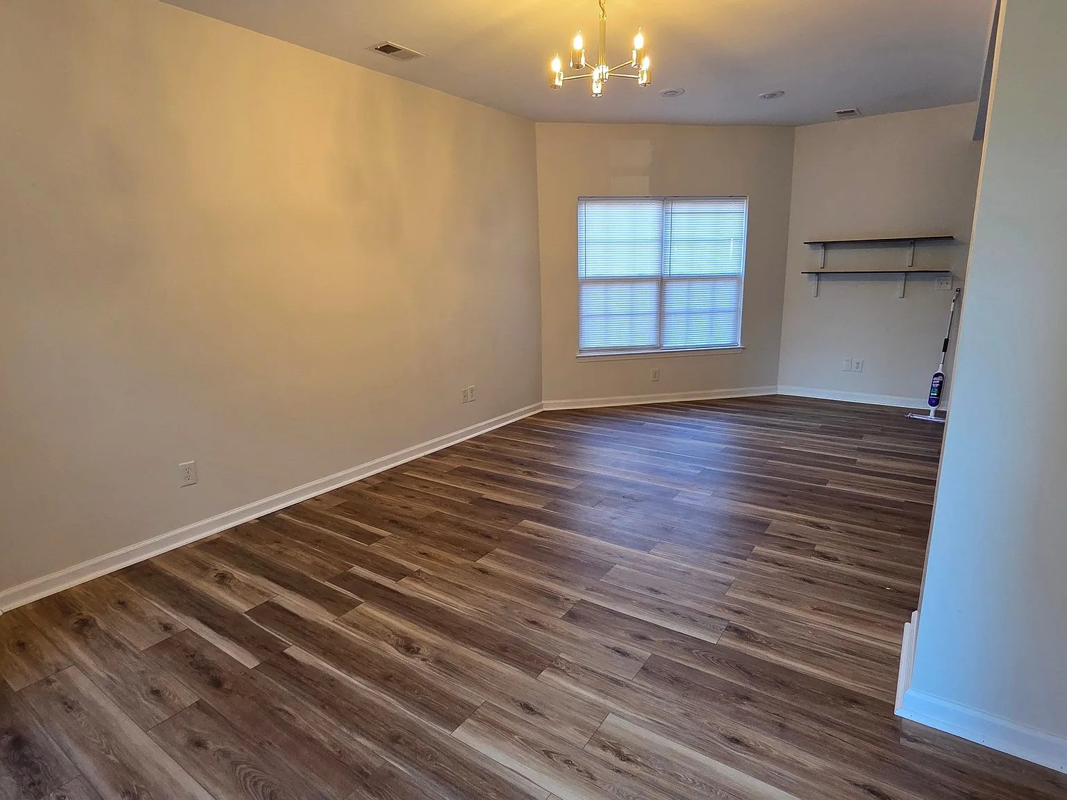 2 bed, 2.5 bath, 1385 sqft, $1,650 — Photo 2
