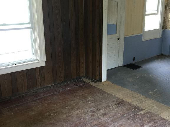 4th image of 909 Jay St