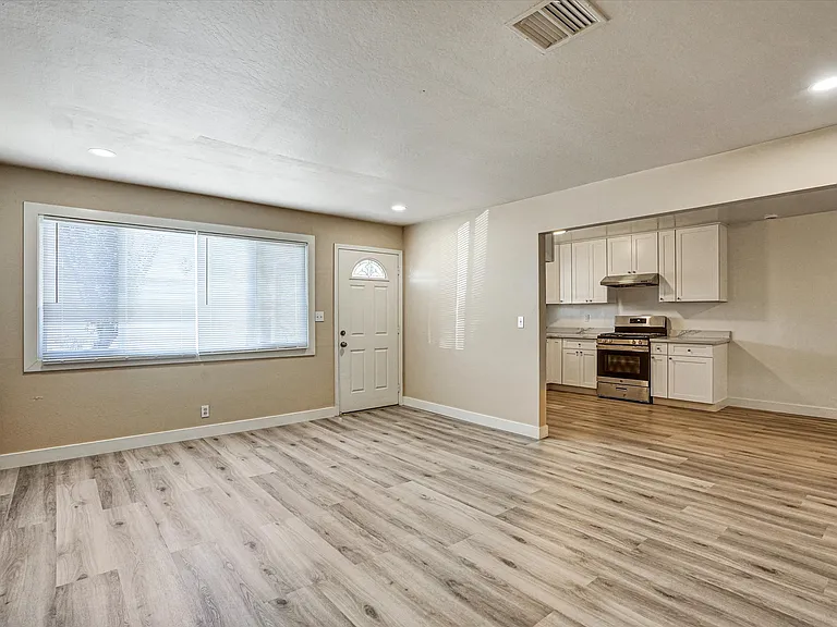 451 Wilshire Ave — Photo 16